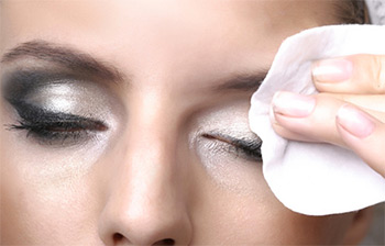 démaquillage des yeux